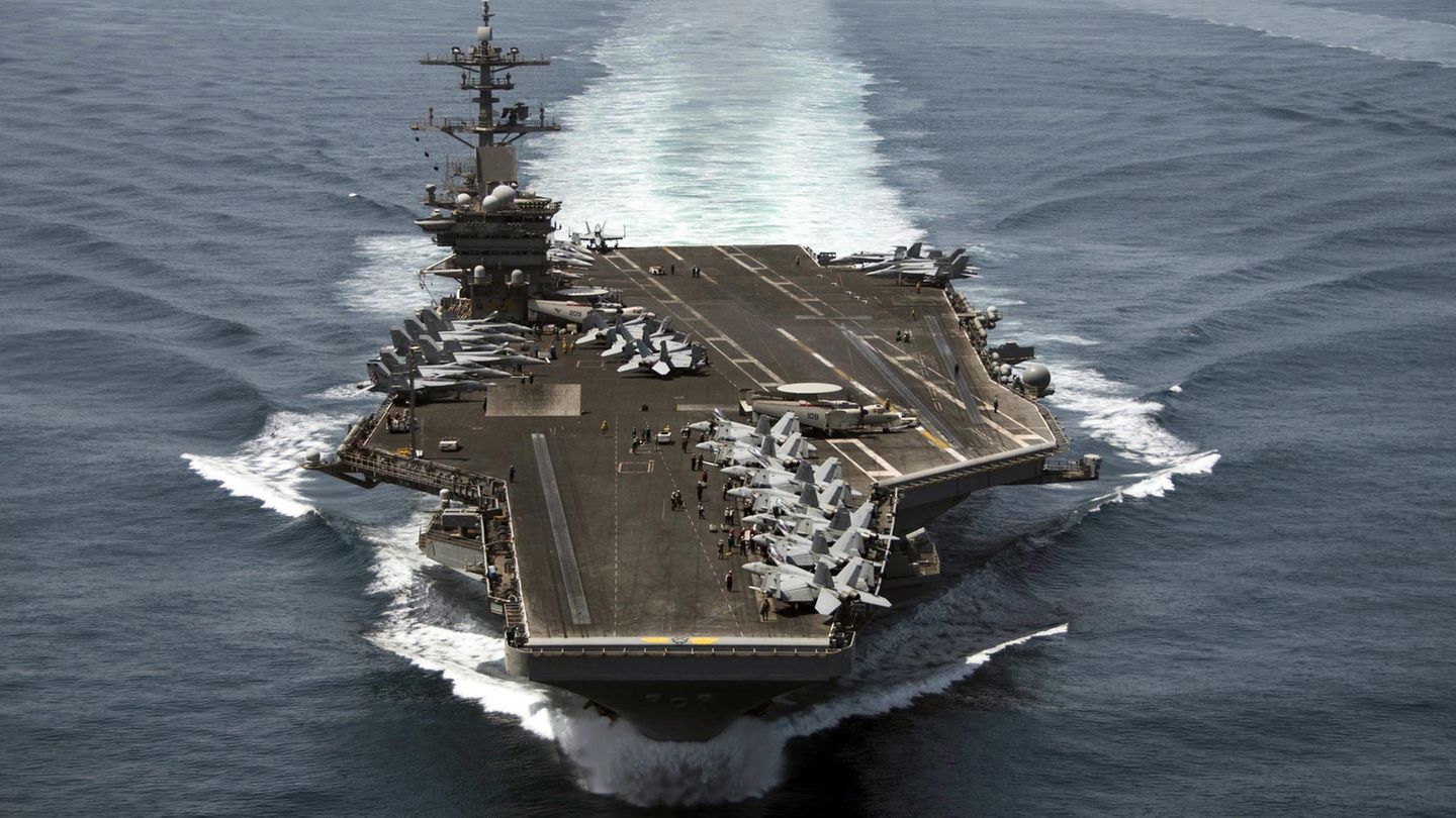 Der Flugzeugträger "USS Theodore Roosevelt"  aus der Luft fotografiert