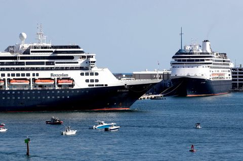 Das Kreuzfahrtschiff "Rotterdam" und die "Zaandam" laufen in den Hafen Port Everglades von Fort Lauderdale in Florida ein.