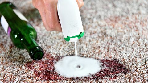Rotweinflecken entfernen: Salzhäufchen auf Rotweinfleck auf Teppich