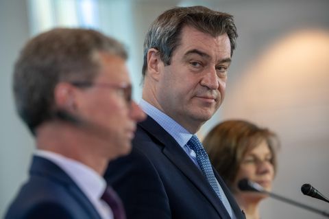 Bernd Sibler, Staatsminister für Wissenschaft und Kunst, Ministerpräsident Markus Söder und Ulrike Protzer