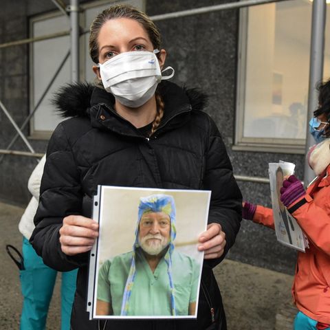 Eine Angestellte des Mount-Sinai-Krankenhauses in New York hält das Bild eines am Virus verstorbenen Kollegen hoch