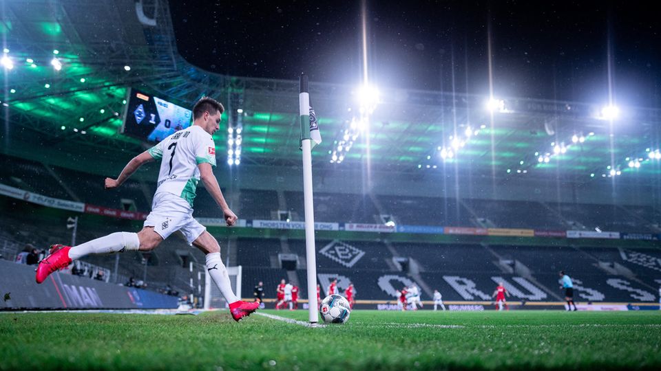 Der Mönchengladbacher Patrick Herrmann bei einem Eckstoß im Geisterspiel gegen den 1. FC Köln
