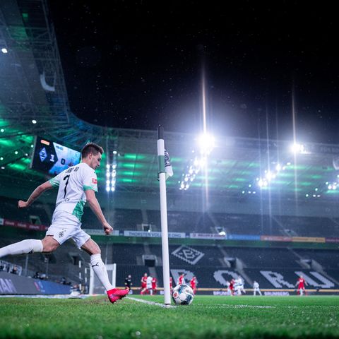 Der Mönchengladbacher Patrick Herrmann bei einem Eckstoß im Geisterspiel gegen den 1. FC Köln