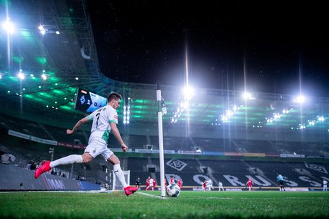 Der Mönchengladbacher Patrick Herrmann bei einem Eckstoß im Geisterspiel gegen den 1. FC Köln