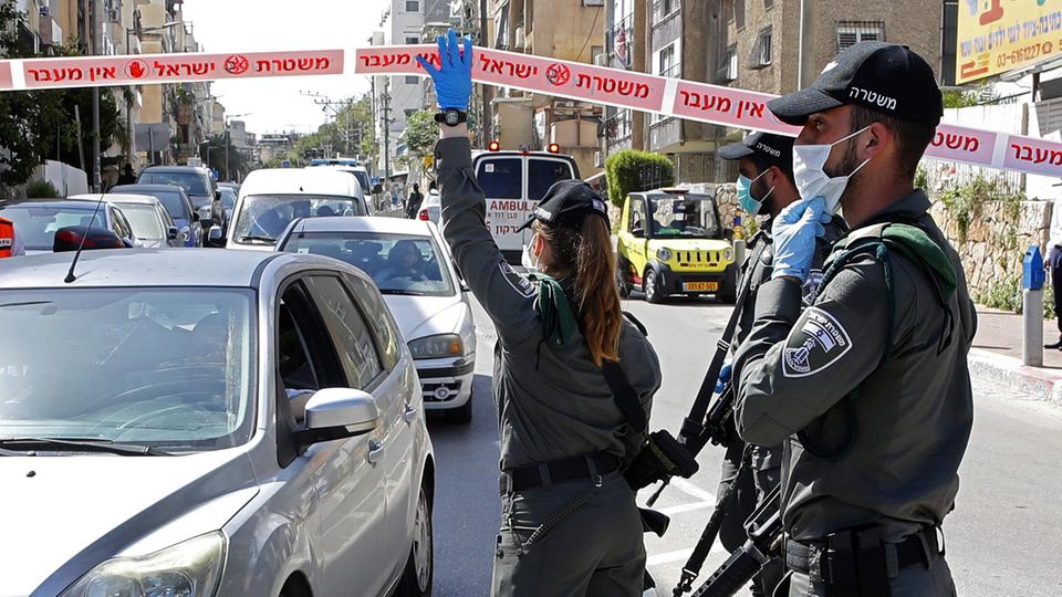 Polizisten kontrollieren die Zufahrt zu Bnei Brak.