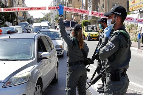 Polizisten kontrollieren die Zufahrt zu Bnei Brak.