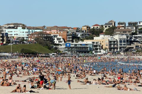 Bondi Beach in Australien, bevölkert von tausenden Besuchern