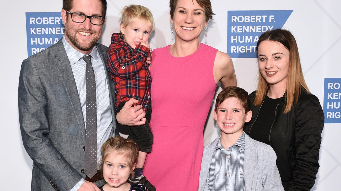 Maeve Kennedy Townsend McKean und ihr Mann David McKean mit den gemeinsamen Kindern