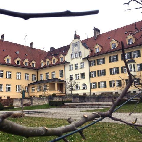 Das ehemalige katholische Piusheim im bayerischen Kreis Ebersberg.