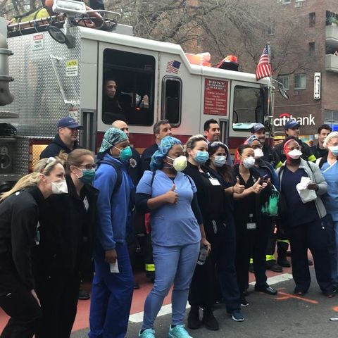 New York rückt zusammen: Die Feuerwehr und Krankenwehr applaudieren sich gegenseitig während der Corona-Krise.