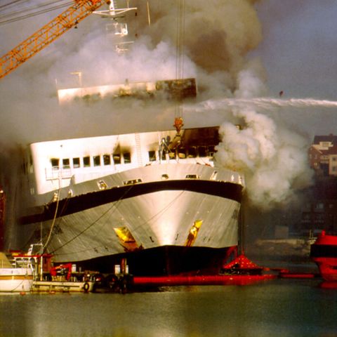 Die qualmende "Scandinavian Star" im Hafen von Lysekil in Schweden
