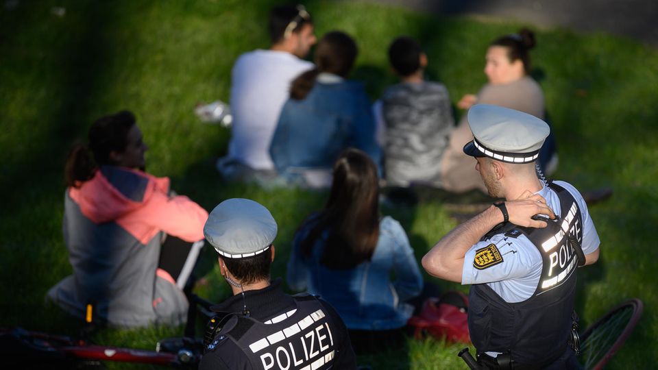 Polizeibeamte kontrollieren auf der Karlshöhe in Stuttgart