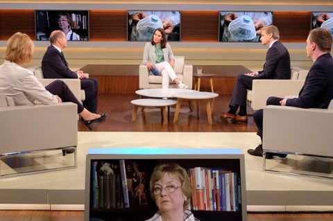 Anne Will diskutiert in ihrer Talkshow mit ihren Gästen über die Coronakrise in Deutschland