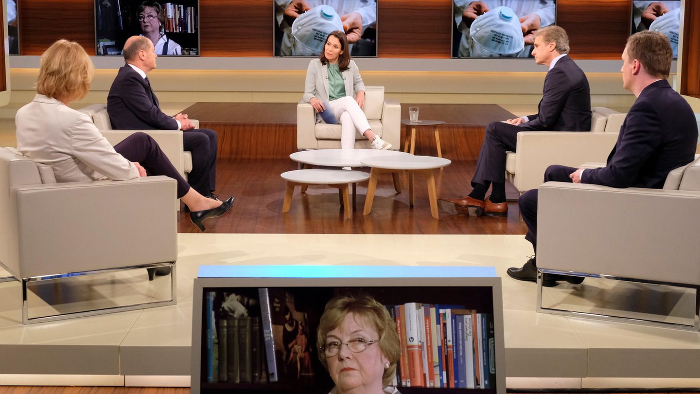 Anne Will diskutiert in ihrer Talkshow mit ihren Gästen über die Coronakrise in Deutschland