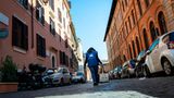 Eine Helferin von Sant'Egidio auf dem Weg zu einer alleinstehenden Seniorin