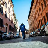 Eine Helferin von Sant'Egidio auf dem Weg zu einer alleinstehenden Seniorin