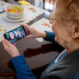 Hier zaubert eine Videobotschaft von zwei jungen Leuten ein Lächeln auf das Gesicht der alten Dame