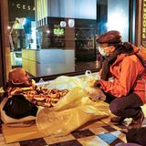 Lebensmittel und Anteilnahme für einen Obdachlosen: Die Helfer von Sant'Egidio arbeiten freiwillig und ohne Bezahlung