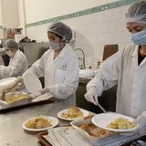 In den Mensen von Sant'Egidio werden weiter Mahlzeiten ausgegeben unter strikter Einhaltung der Corona-Schutzmaßnahmen