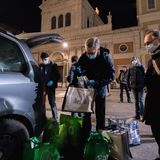 Sant'Egidio im Straßeneinsatz: Vorbereitung der Verteilung von Waren des täglichen Bedarfs