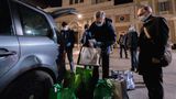 Sant'Egidio im Straßeneinsatz: Vorbereitung der Verteilung von Waren des täglichen Bedarfs