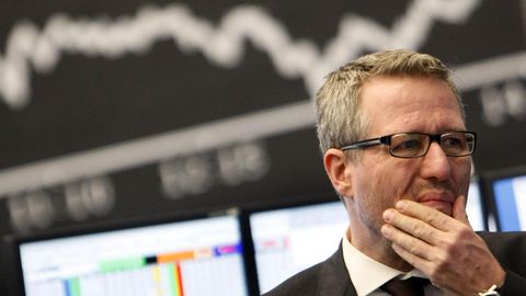 Ein Händler steht an der Börse vor der Dax-Kurve – das Coronavirus setzt der Weltwirtschaft zu