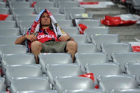 Bayern-Fan auf leerer Tribüne