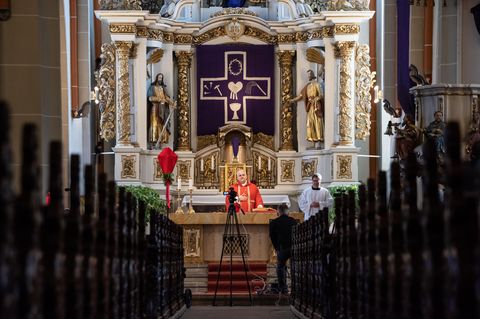 Der Erfurter Weihbischof Reinhard Hauke hält einen Gottesdienst in einer leeren Kirche vor einer Kamera ab