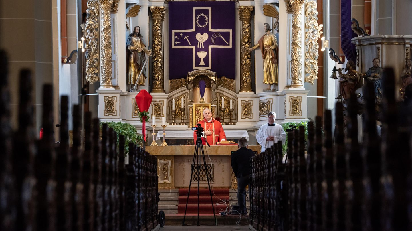 Der Erfurter Weihbischof Reinhard Hauke hält einen Gottesdienst in einer leeren Kirche vor einer Kamera ab