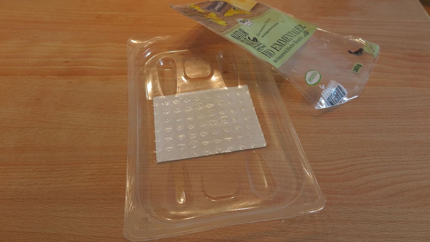Eine leere Käseverpackung aus hartem- und weichem Plastik.