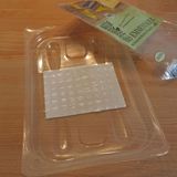 Eine leere Käseverpackung aus hartem- und weichem Plastik.