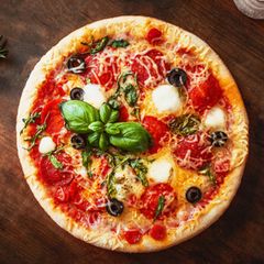 Heiße Pizza mit Salami mit Gemüse