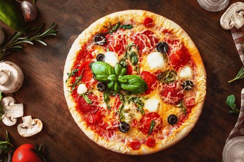Heiße Pizza mit Salami mit Gemüse