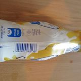 Genau hinschauen lohnt sich!  Unter der farbigen Folie verbirgt sich eine klare Plastikflasche. Das klare Plastik ließe sich zu einem transparenten Recyclat weiterverarbeiten, doch die Sortiermaschine kann nicht durch die Folie schauen und wird die Flasche als weißes Plastik wegsortieren. Die Hersteller versehen solche Folien mit einer Art "Reißverschluss". Wer die Folie abzieht und noch den Deckel abschraubt, hilft dem Recycling.