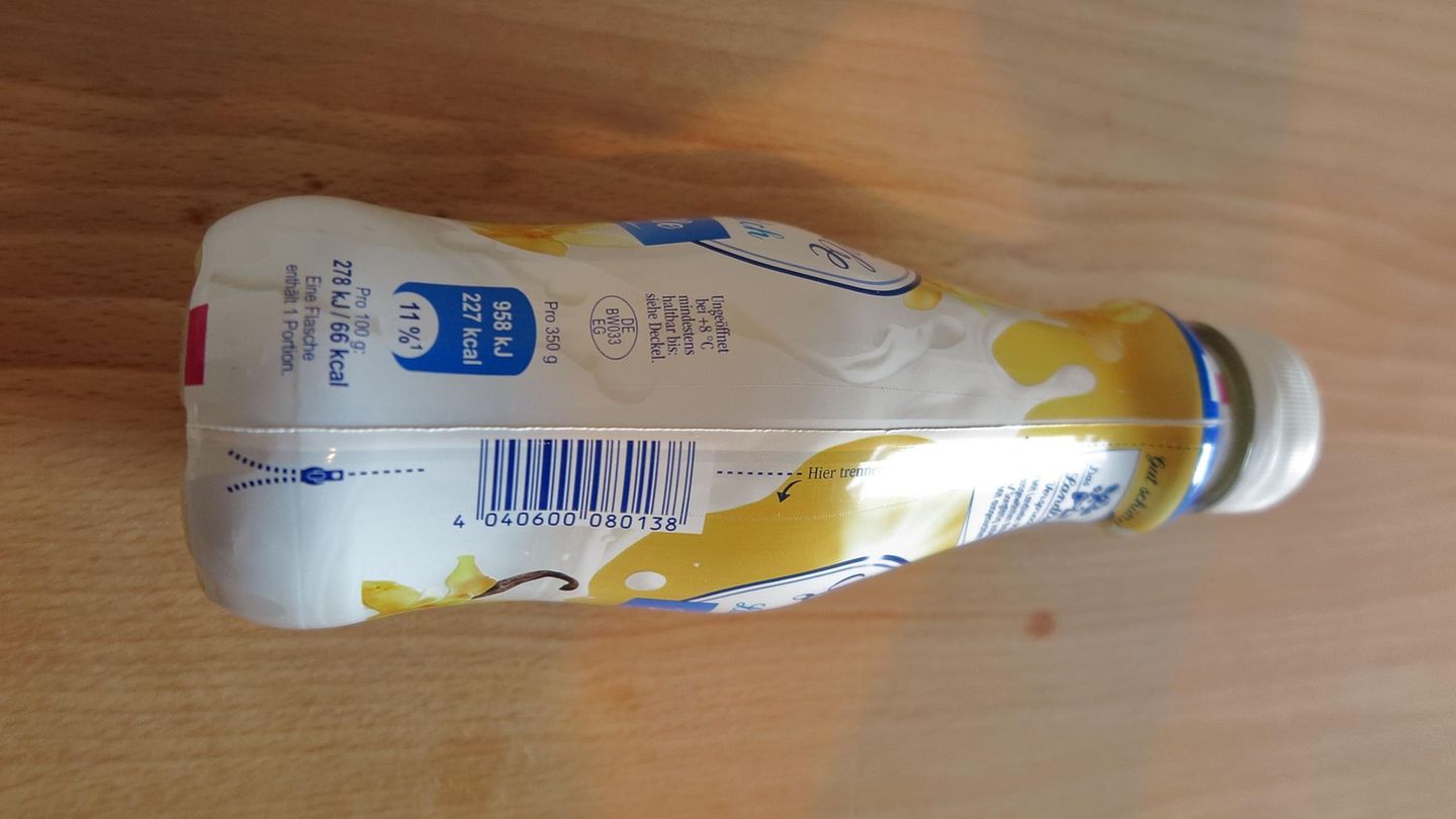 Genau hinschauen lohnt sich!  Unter der farbigen Folie verbirgt sich eine klare Plastikflasche. Das klare Plastik ließe sich zu einem transparenten Recyclat weiterverarbeiten, doch die Sortiermaschine kann nicht durch die Folie schauen und wird die Flasche als weißes Plastik wegsortieren. Die Hersteller versehen solche Folien mit einer Art "Reißverschluss". Wer die Folie abzieht und noch den Deckel abschraubt, hilft dem Recycling.