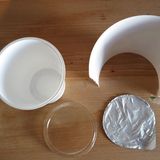 Ein Joghurtbecher, vier Abfallprodukte  Weißes Plastik. klares Plastik, Aluminium und Pappe. Sauber voneinander getrennt, ließen sich alle Komponenten sehr gut wiederverwerten. Die Papphülle lässt sich an der perforierten Leiste leicht abreißen. Das Papier verleiht dem Becher übrigens zusätzliche Stabilität. So gestützt kann die Plastikwand viel dünner sein,  das spart Material und damit Rohöl. Doch nur wenn der Verbraucher am Ende die Verpackungsbestandteile trennt, funktioniert die Widerverwertung. 