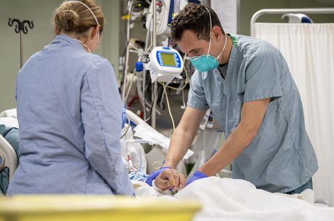 Medizinisches Personal behandeln Patienten mit Mundschutz