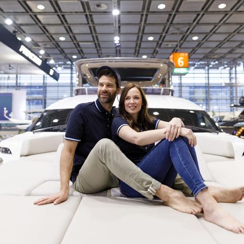 Ein Pärchen posiert auf einer Yacht – für viele der Inbegriff von Reichtum und Luxus.
