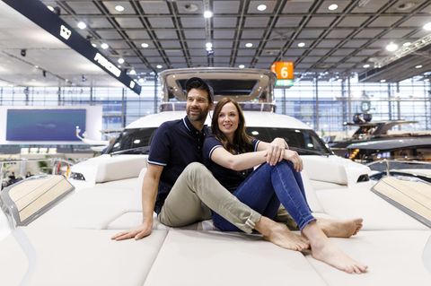 Ein Pärchen posiert auf einer Yacht – für viele der Inbegriff von Reichtum und Luxus.