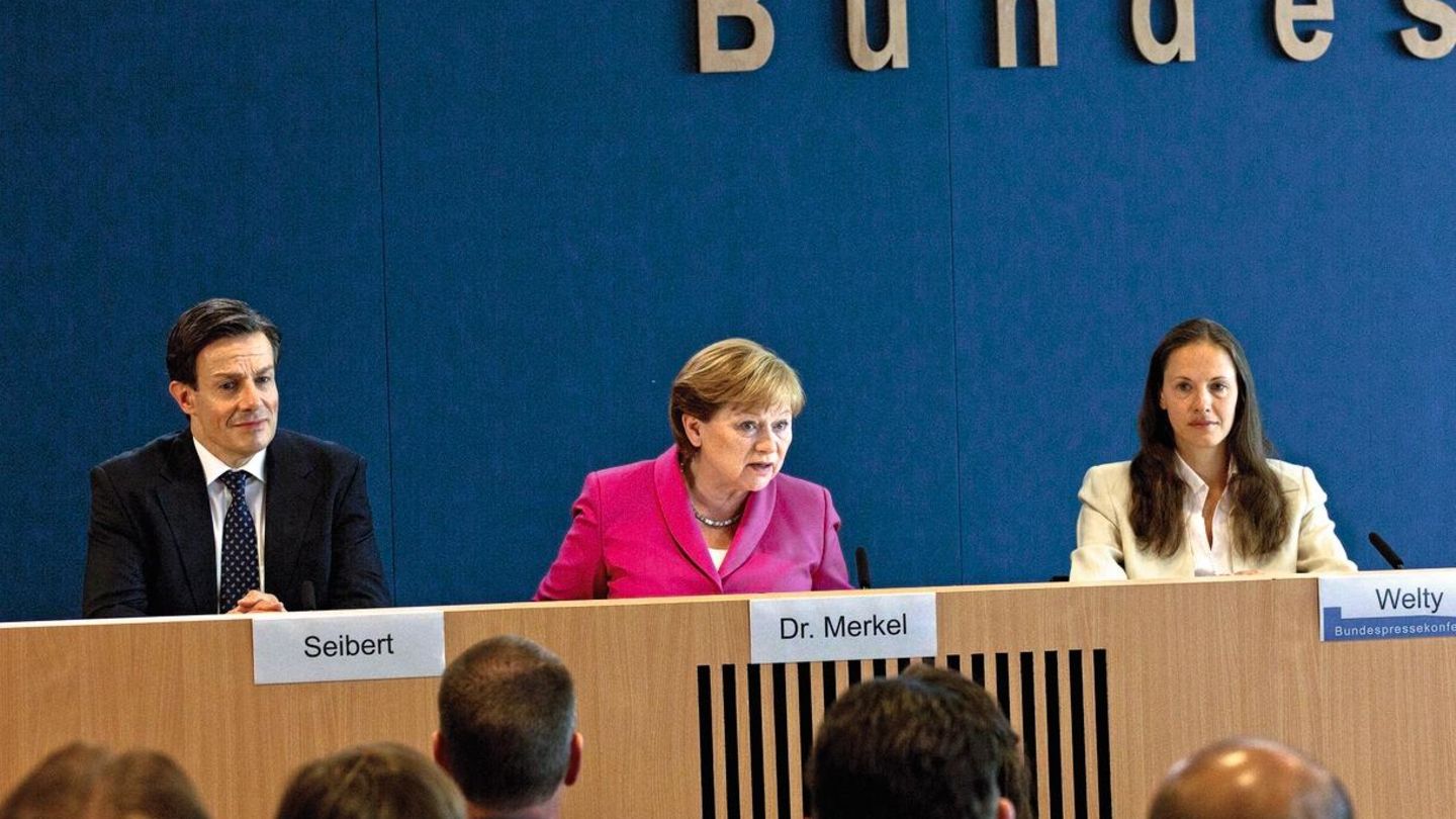 Die Getriebenenfür Kulturtipps 16/2020ARD/rbb DIE GETRIEBENEN, am Mittwoch (15.04.20) um 20:15 Uhr im ERSTEN.„Wir schaffen das!“: Angela Merkel (Imogen Kogge) auf der Bundespressekonferenz.© rbb/carte blanche/Volker Roloff, honorarfrei - Verwend... Eine Szene aus "Die Getriebenen"