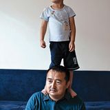 Serikjan in seiner Wohnung mit seinem Sohn Suleyman, 4