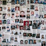 Plakat mit Angehörigen und Vermissten