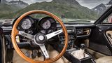 Klassisches Cockpit mit Holzlenkrad