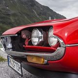 Die Blechgardinen klappen nach unten weg und geben die Scheinwerfer frei