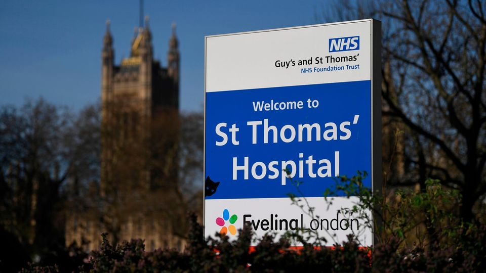 Ein Schild weist auf das St Thomas Hospital in London hin