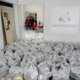 Mitglieder der christlichen Laiengemeinschaft auf Sizilien haben Lebensmittel für Bedürftige verpackt.