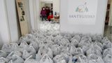 Mitglieder der christlichen Laiengemeinschaft auf Sizilien haben Lebensmittel für Bedürftige verpackt.