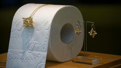 Köln: Schmuck wird im Schaufenster des Ateliers einer Goldschmiede zusammen mit Toilettenpapier zur Deko präsentiert.