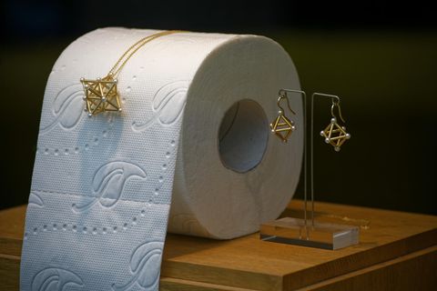 Köln: Schmuck wird im Schaufenster des Ateliers einer Goldschmiede zusammen mit Toilettenpapier zur Deko präsentiert.