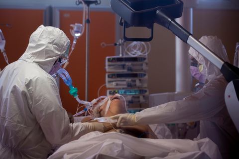 Coronavirus: Ärzte versorgen einen Patienten mit Covid-19
